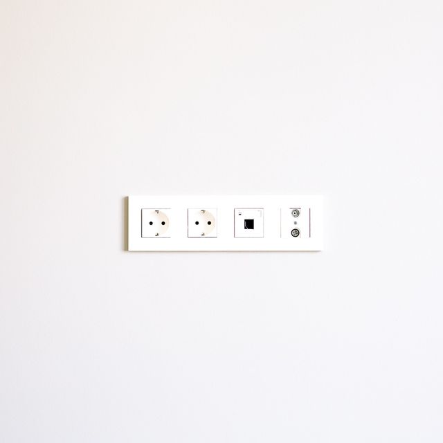 Stikkontakter i vegg