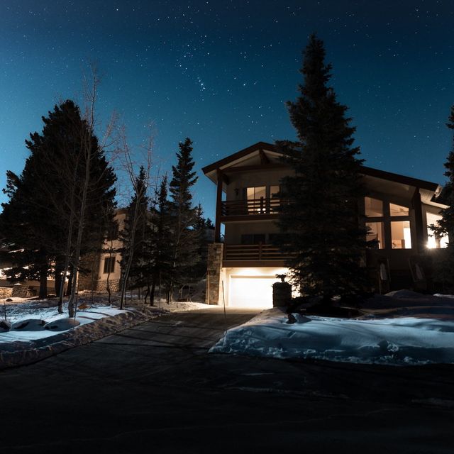 Opplyst hus i mørket