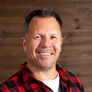 Mann i rød rutete skjorte